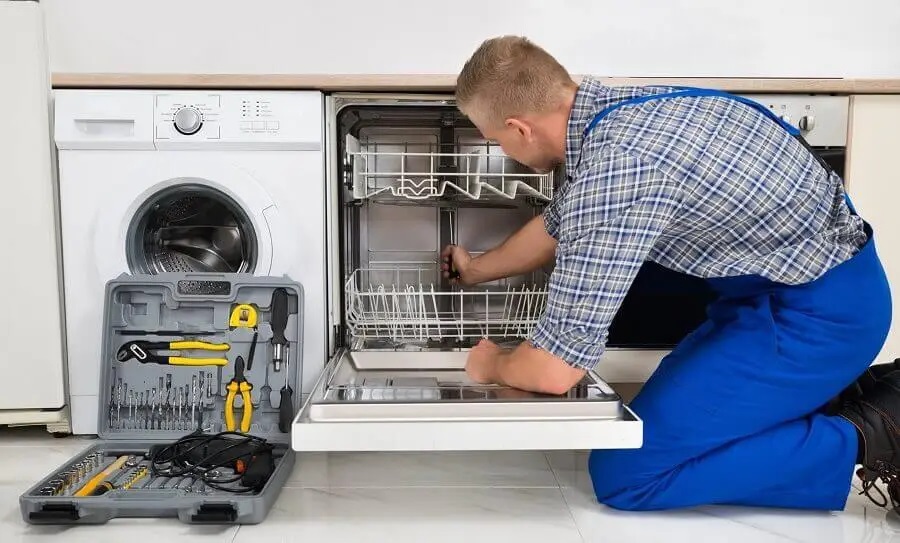 Beydağ Electrolux servisi teknisyen ekibi beyaz eşya tamiri yaparken